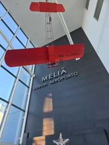 lisboa aeropuerto lobby with plane